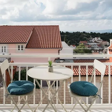 Walk To The From A Cool And Modern Apartment *