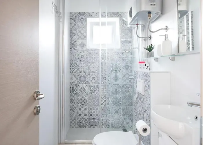 Walk To The From A Cool And Modern * 赫瓦尔